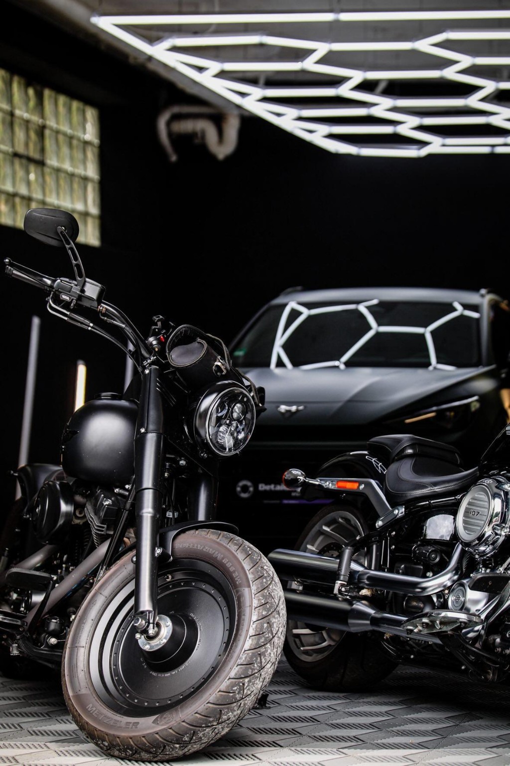 Motocykle i samochód w studiu Detailing Kraft
